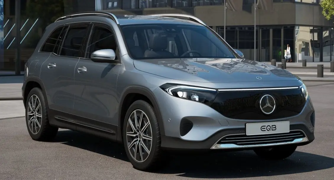Mercedes-Benz EQB 250+ prata parado de frente com prédio ao fundo