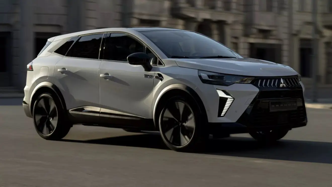 Mitsubishi Grandis branco, com DRL's acesos e visto de frente