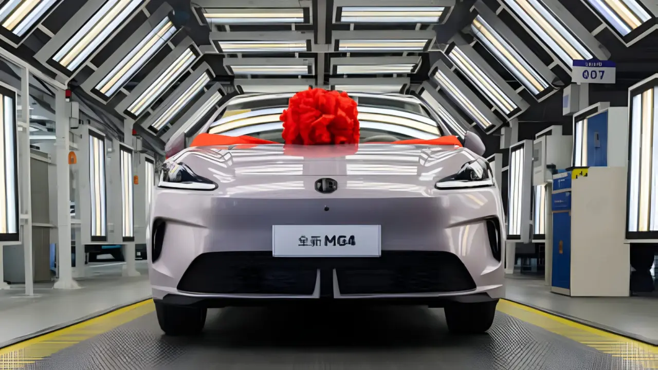 SAIC MG4 rosa na fábrica de frente