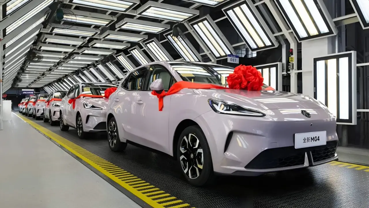 SAIC MG4 rosa na fábrica de frente