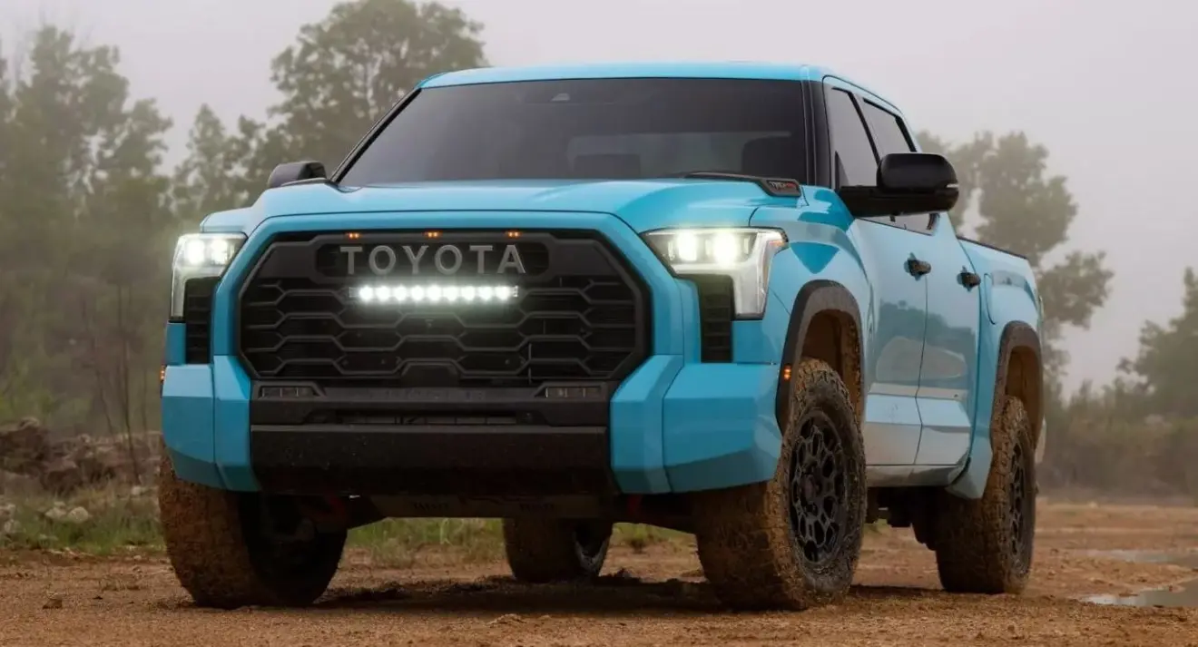 Toyota Tundra 2026 azul parada de frente no off-road