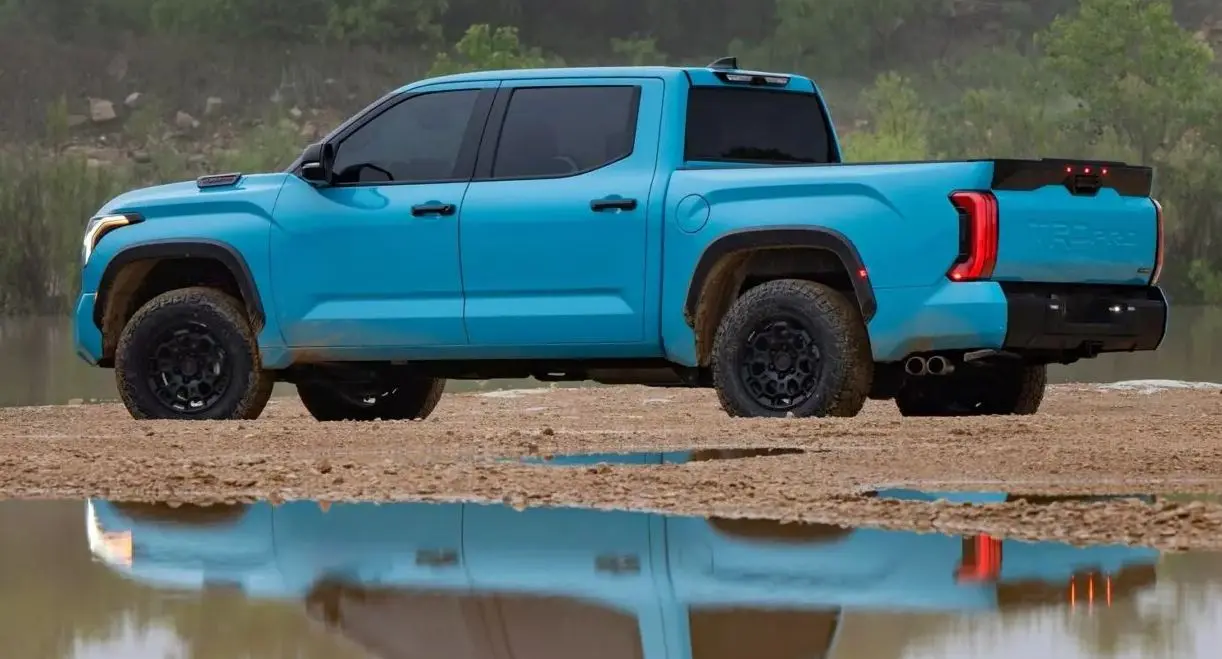 Toyota Tundra 2026 azul parada de lateral no off-road