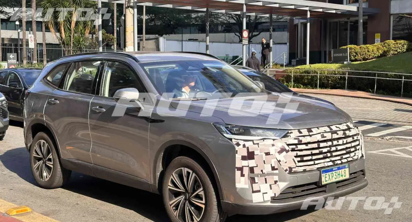 GWM Haval H6 camuflado de frente andando na cidade