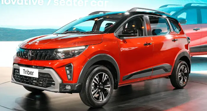 Novo Renault Triber vermelho parado de frente