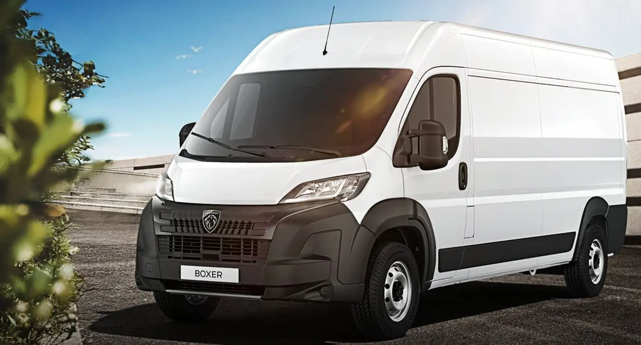 Peugeot Boxer Cargo 2026 branco parado de frente