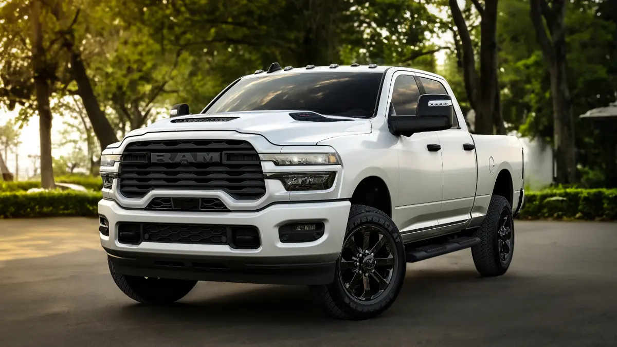 Ram Heavy Duty Black Express estática de frente branca