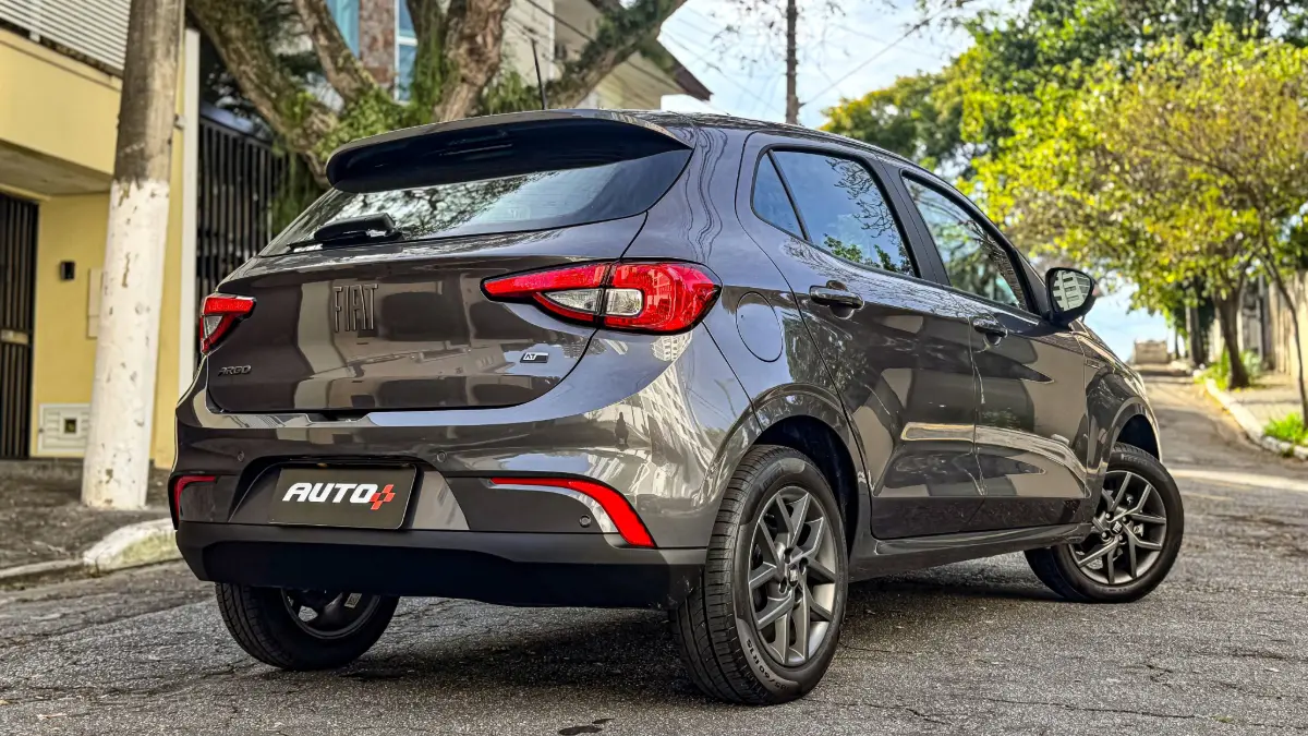 Fiat Argo estático na cor cinza