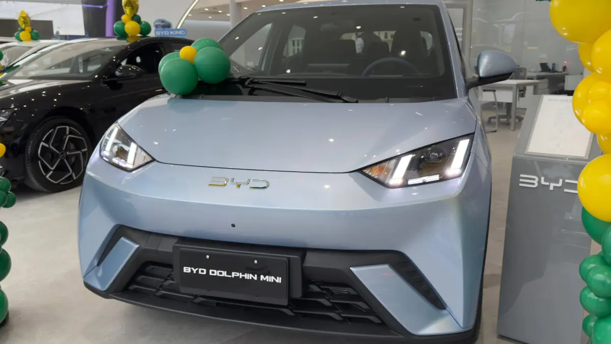 BYD Dolphin Mini na linha 2026 na cor Glacial Blue, dentro da concessionária, estático