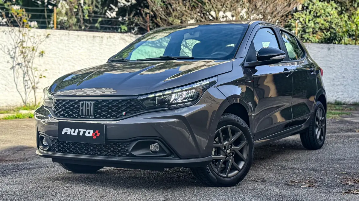 Fiat Argo estático na cor cinza
