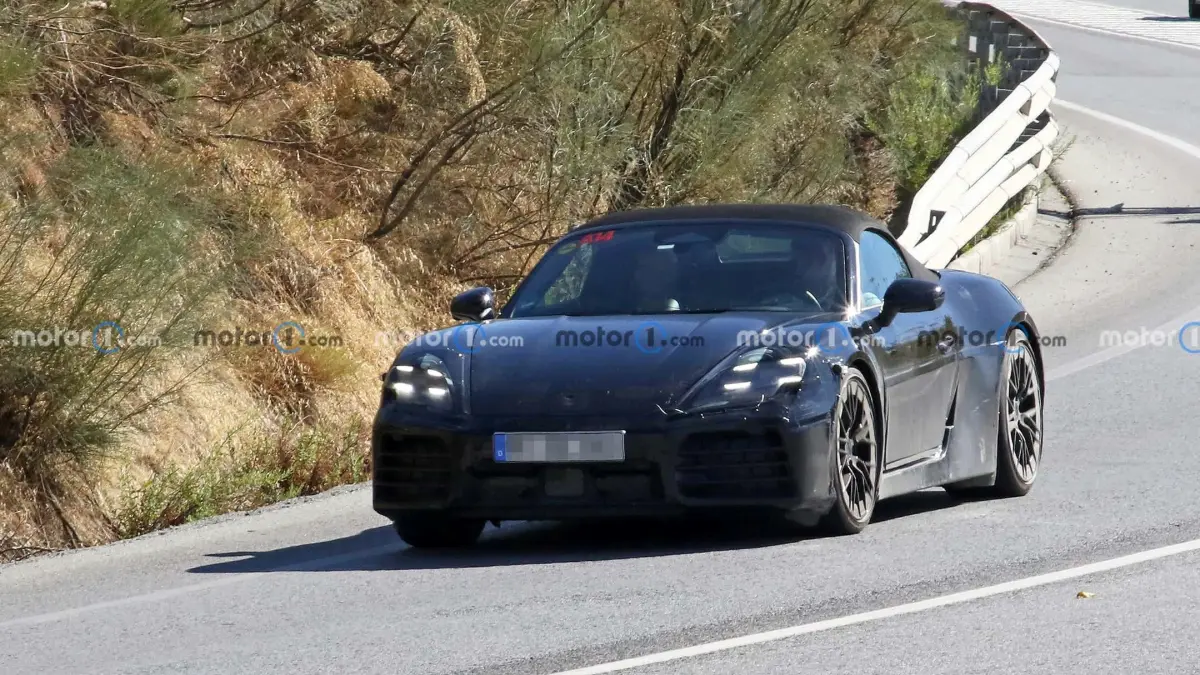 Porsche 718 Boxster Electric preta de frente em movimento