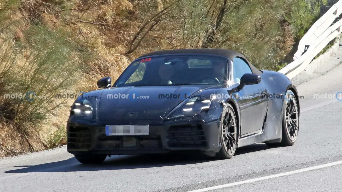 Porsche 718 Boxster Electric preta de frente em movimento