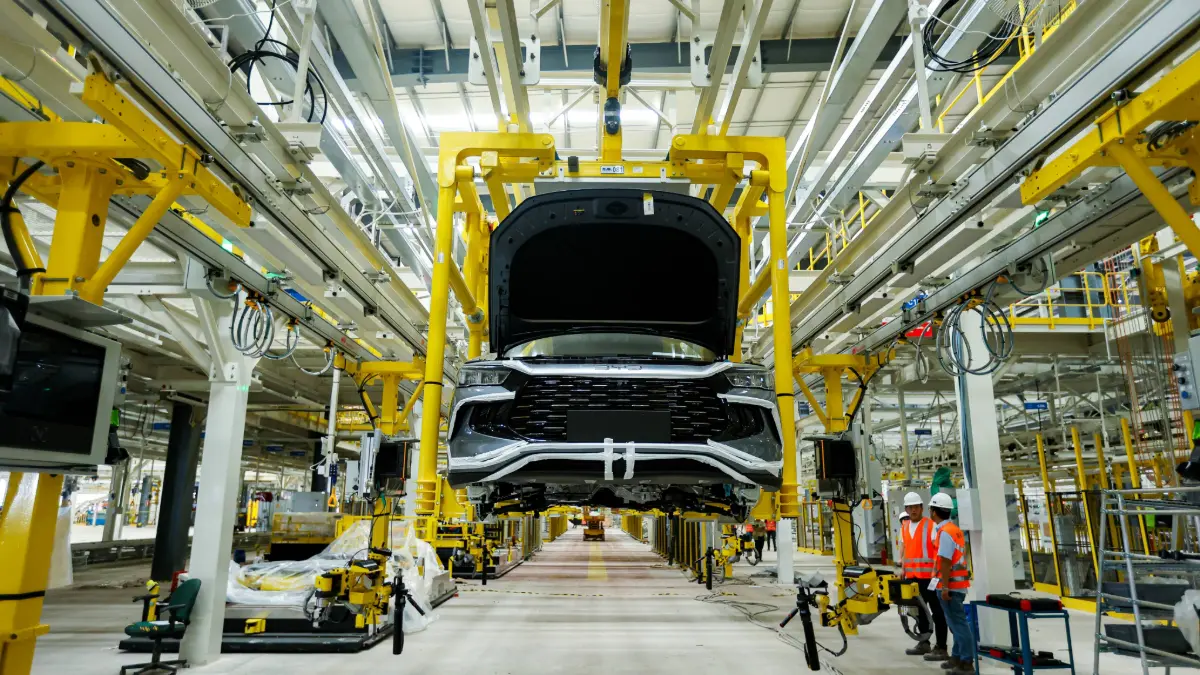 Linha de montagem da BYD em Camaçari (BA) com Song Pro cinza