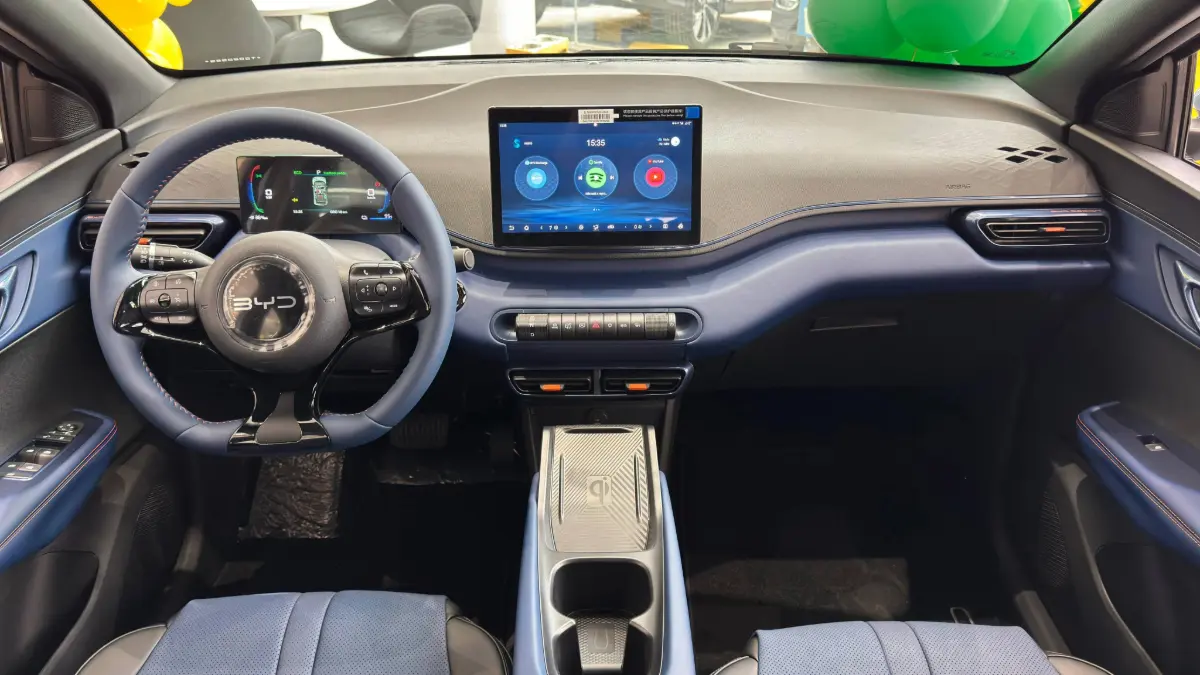 Interior do BYD Dolphin Mini na linha 2026 na cor Glacial Blue, dentro da concessionária, estático