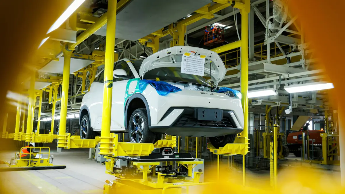 Linha de montagem da BYD em Camaçari (BA) com Dolphin Mini branco