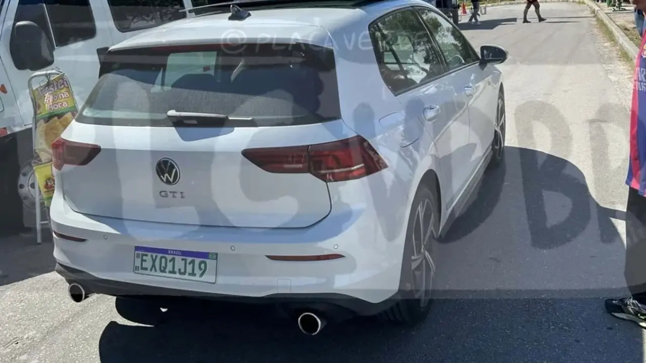 Volkswagen Golf GTI branco de traseira em Campos do Jordão em teste