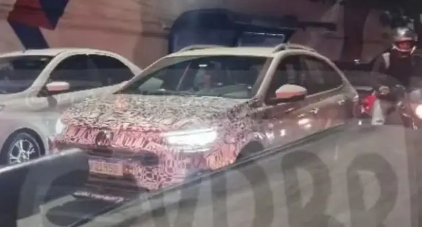Protótipo do Volkswagen Nivus híbrido camuflado de frente no trânsito