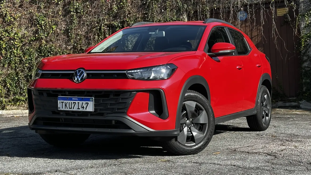 Volkswagen Tera 170 TSI vermelho parado de frente com muro ao fundo
