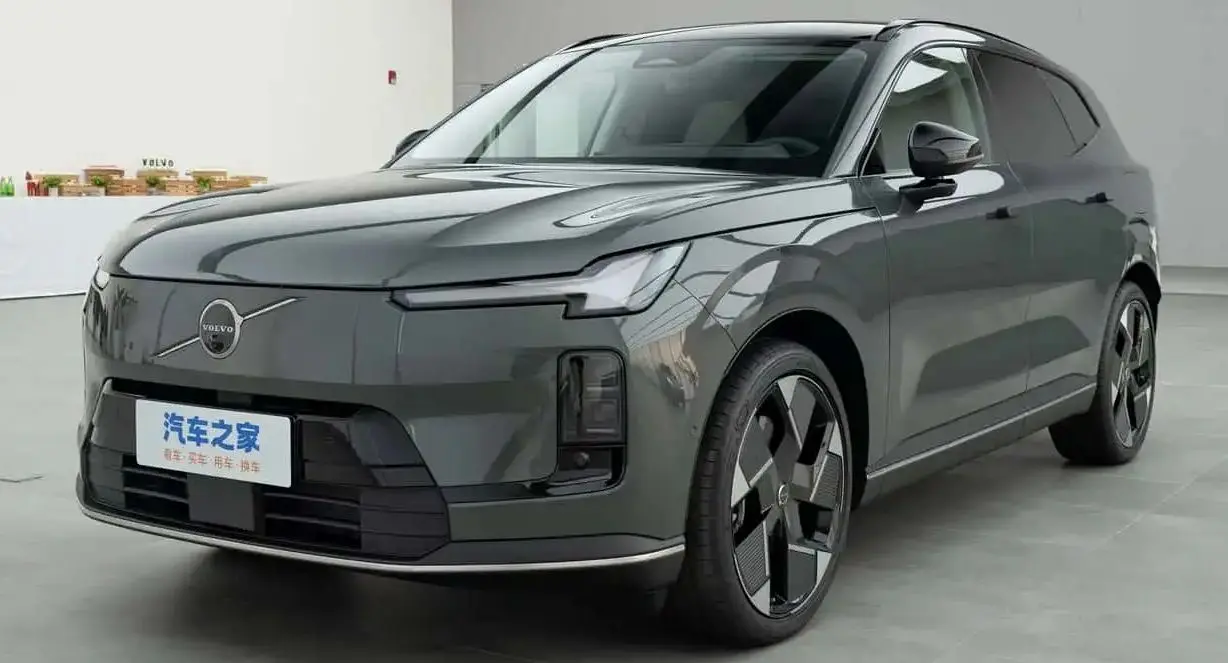 Volvo XC70 PHEV cinza parado de frente na concessionária