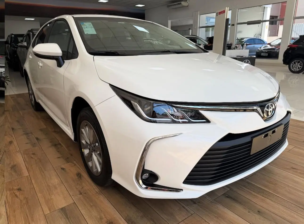 Toyota Corolla GLi branco estático em loja