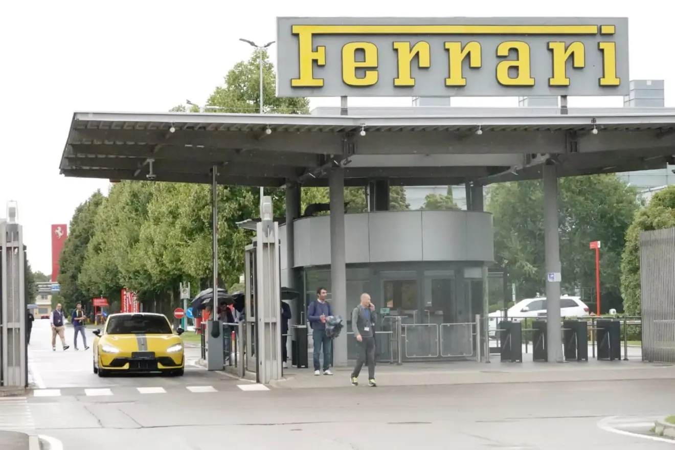 Xiaomi SU7 Ultra amarelo saindo de sede da Ferrari