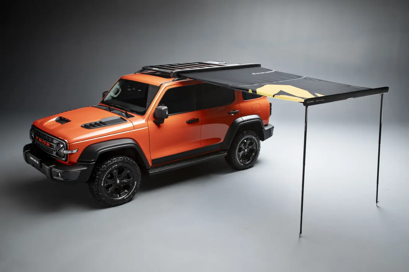 GWM Tank 300 laranja parado ao lado de tenda