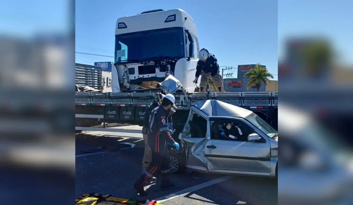 cabine de caminhão e carro destruídos após acidente na BR-101