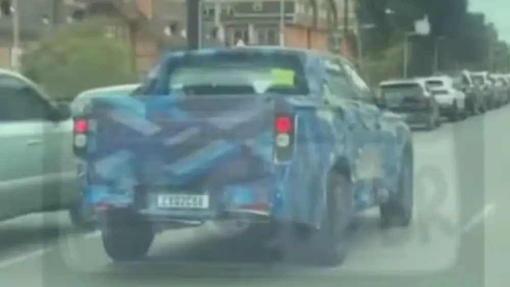 Nova caminhonete da BYD vista de trás e com camuflagem azulada