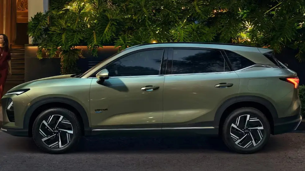 Chevrolet Captiva PHEV cinza visto de lado