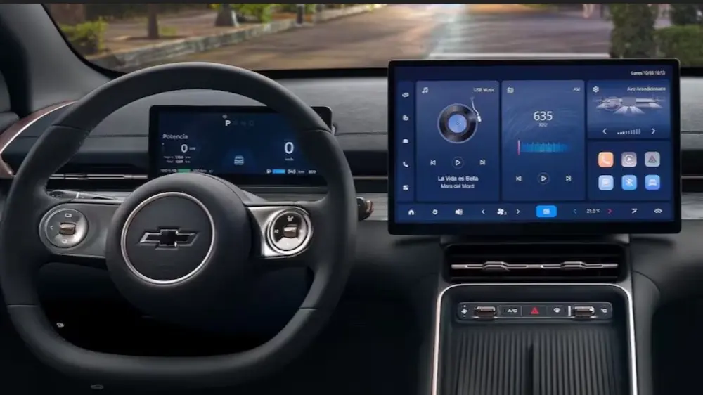 Interior com telas ligadas do Chevrolet Captiva PHEV
