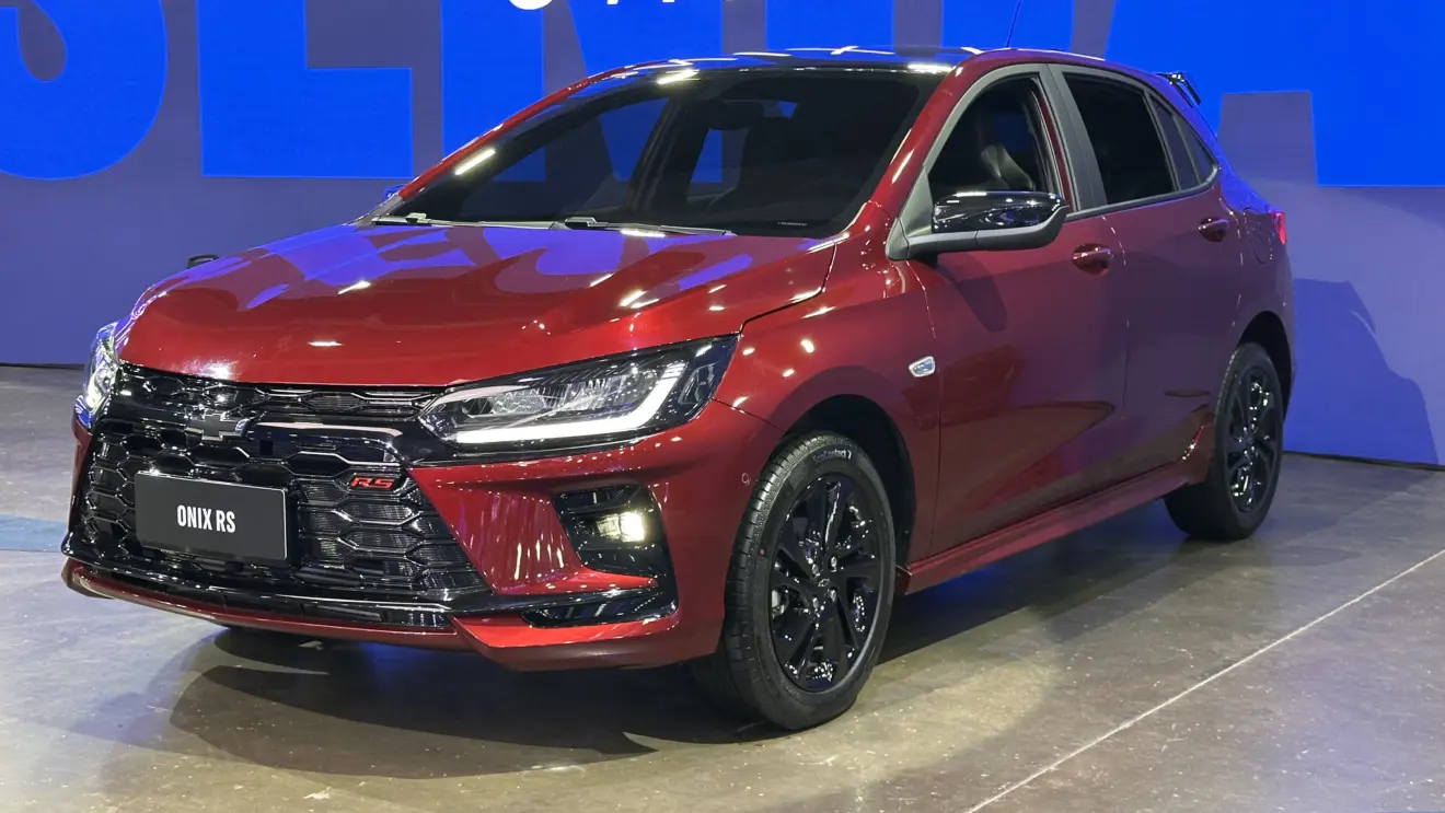 Chevrolet Onix RS 2026 vermelho com DRL's acesos e visto de frente