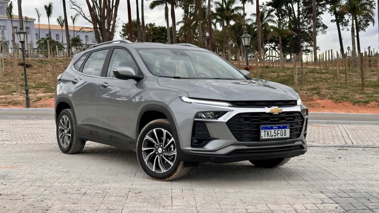 Chevrolet Tracker 2026 cinza parado de frente