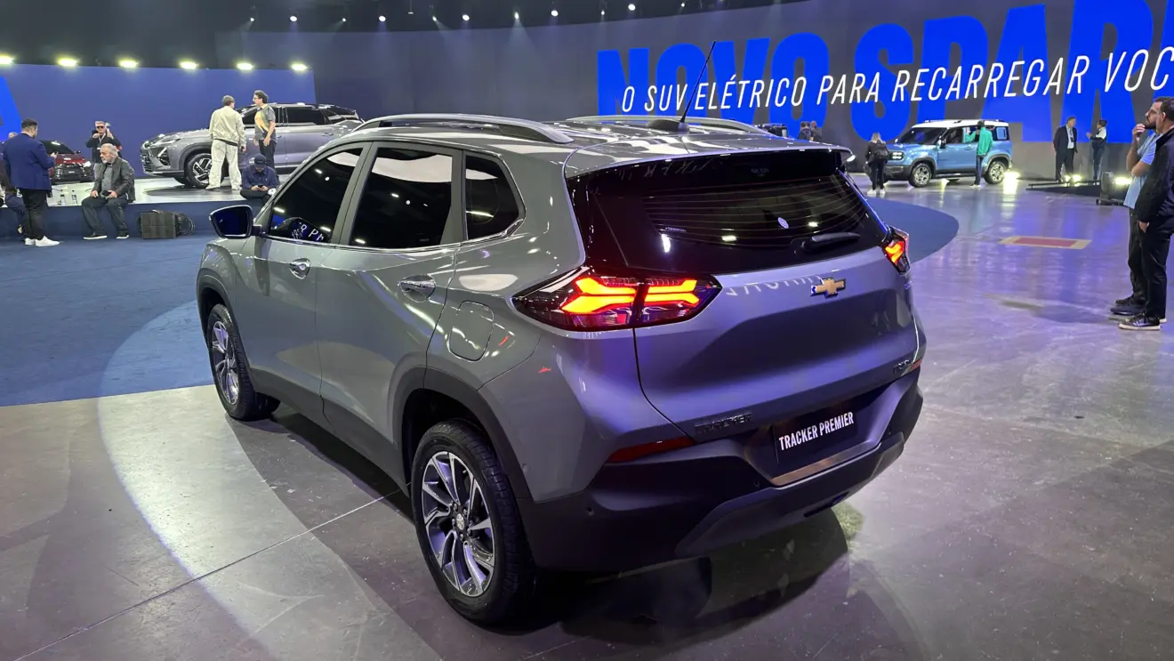 Chevrolet Tracker Premier 2026 cinza, visto de trás e com lanternas acesas