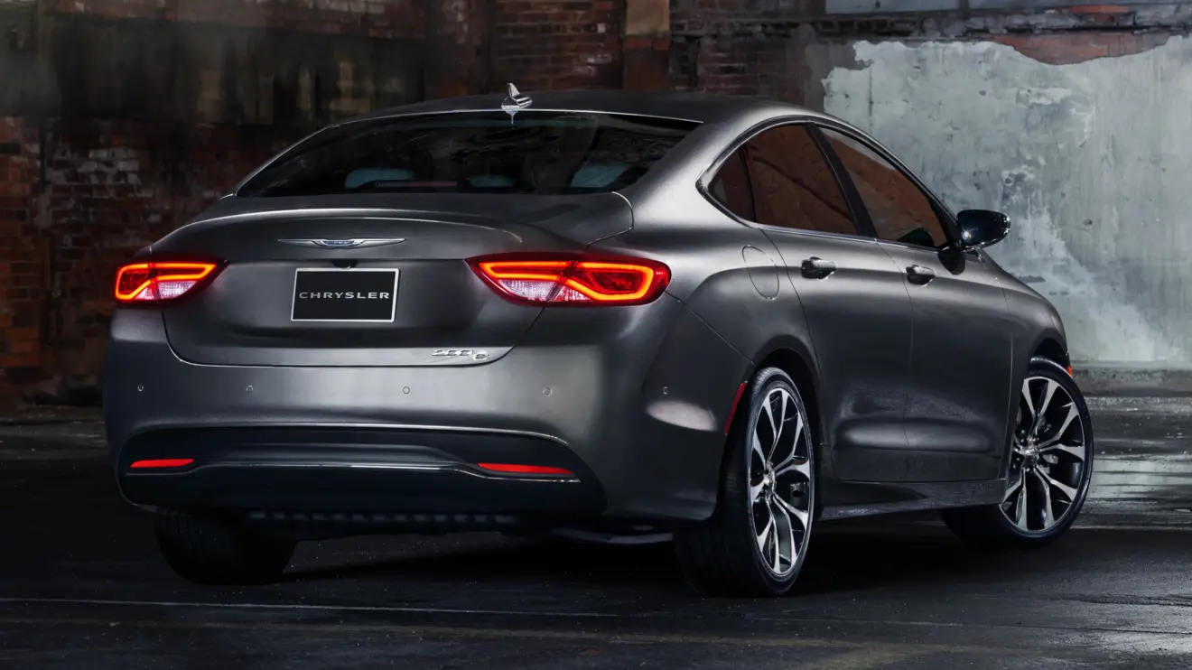 Chrysler 200 cinza parado de traseira 