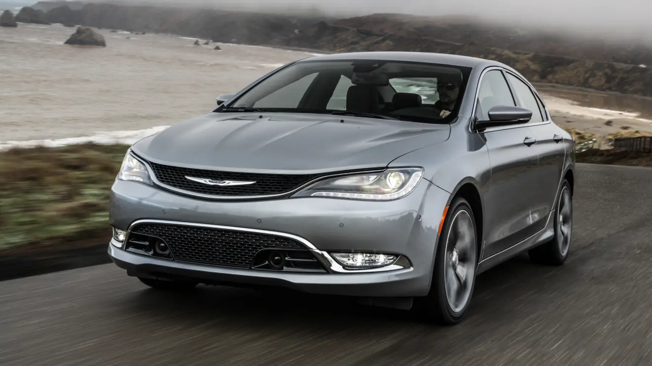 Chrysler 200 cinza de frente