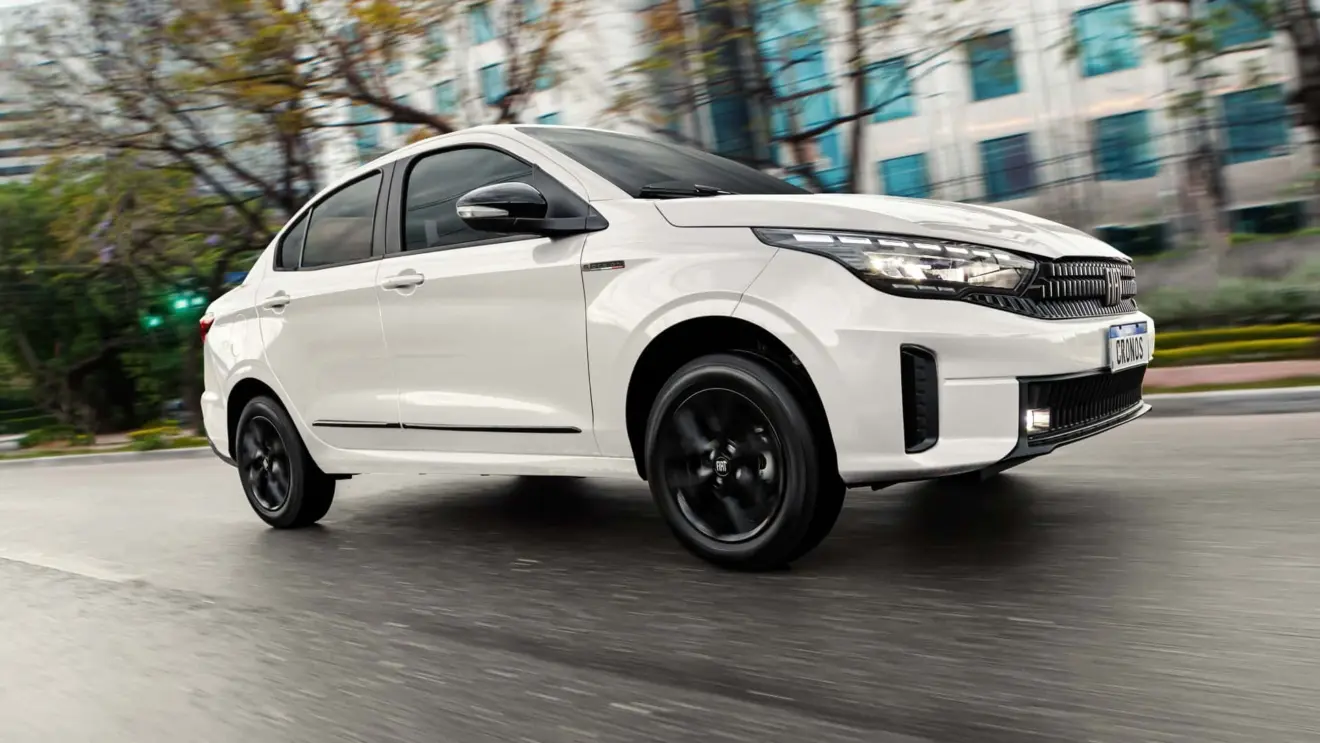 Fiat Cronos Drive 1.3 CVT branco visto de lado