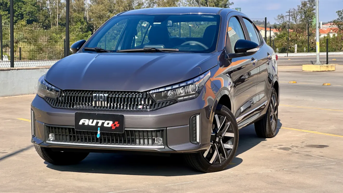 Fiat Cronos Precision cinza de frente