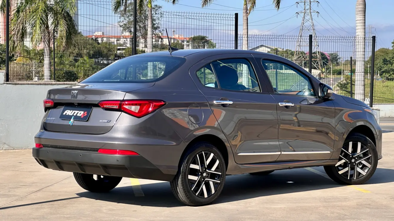 Fiat Cronos Precision cinza de traseira