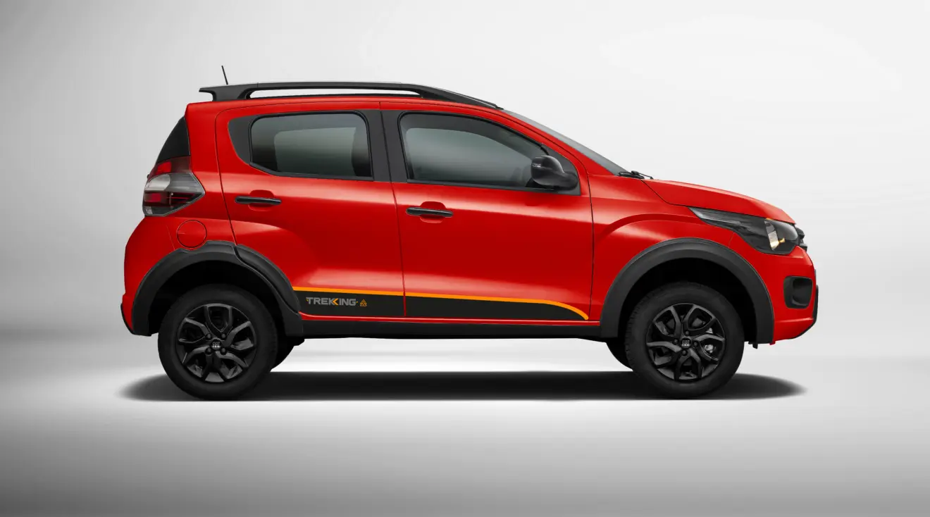 Fiat Mobi Trekking 2026 vermelho visto de lado