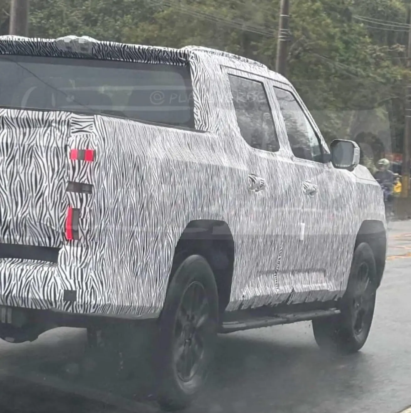 Protótipo camuflado de branco da nova Volkswagen Amarok