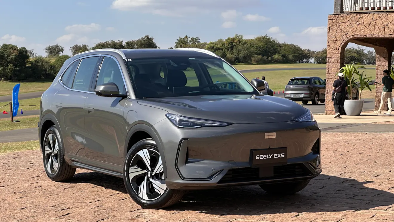 Geely EX5 cinza de frente