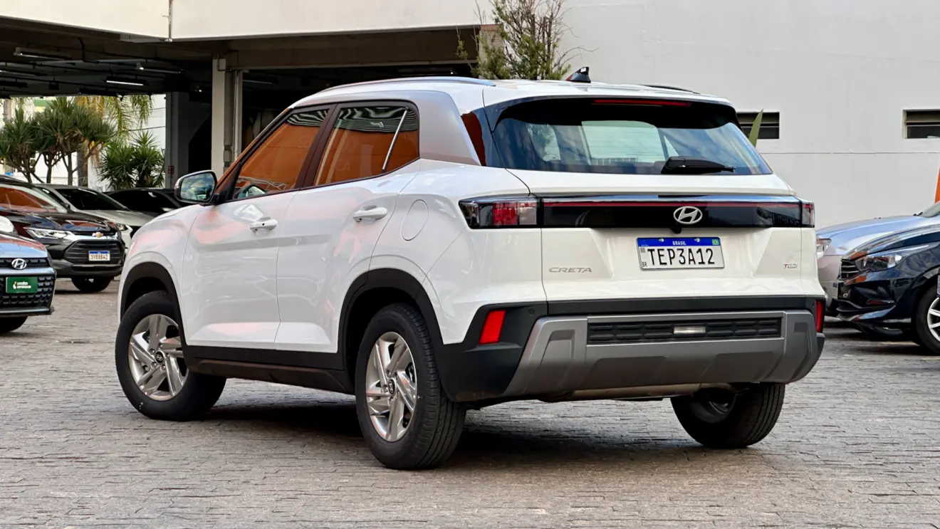Hyundai Creta Comfort branco de traseira em uma localiza