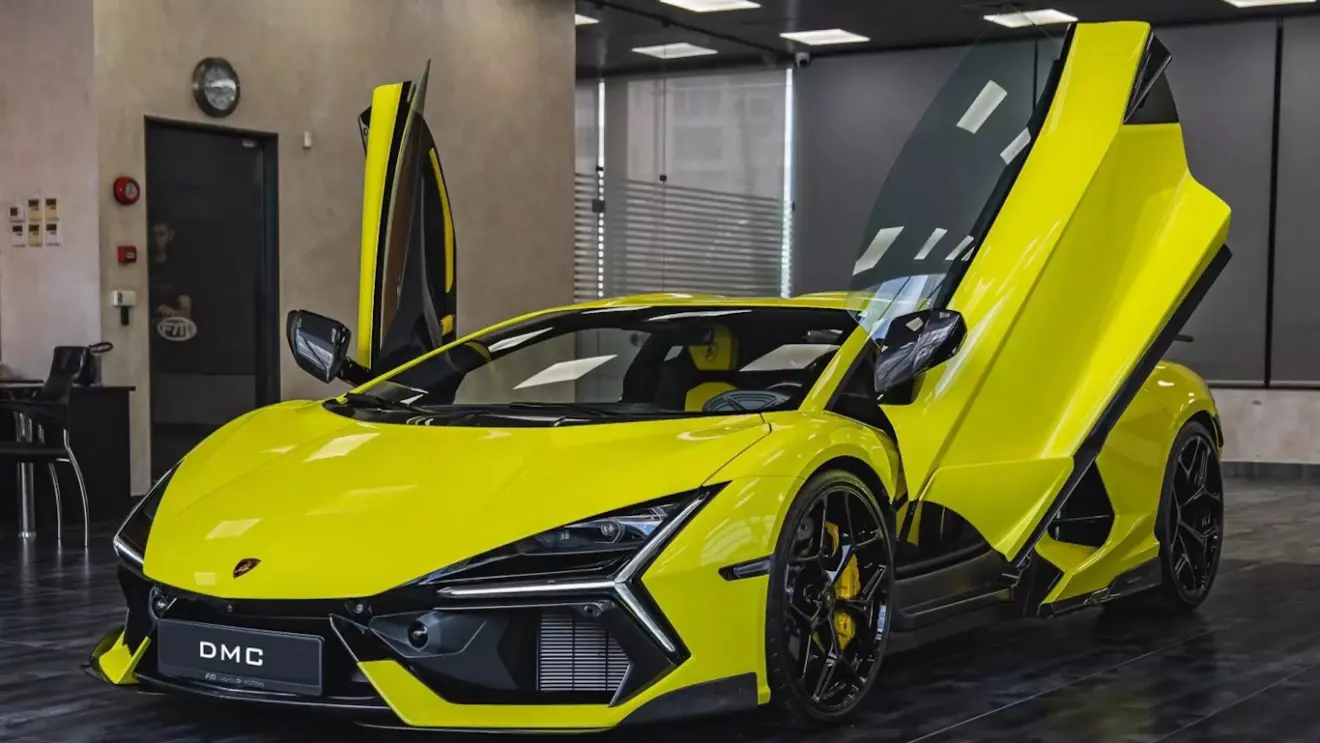 Lamborghini Revuelto com kit Integrale amarelo e visto de frente