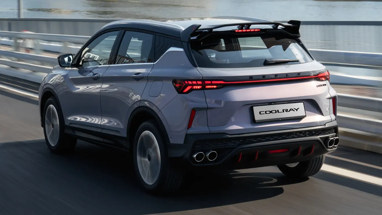 Geely Coolray cinza de traseira