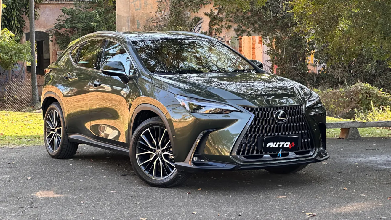 Lexus NX 450h+ verde de frente