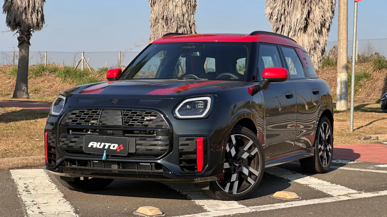 Mini Countryman JCW verde com teto vermelho