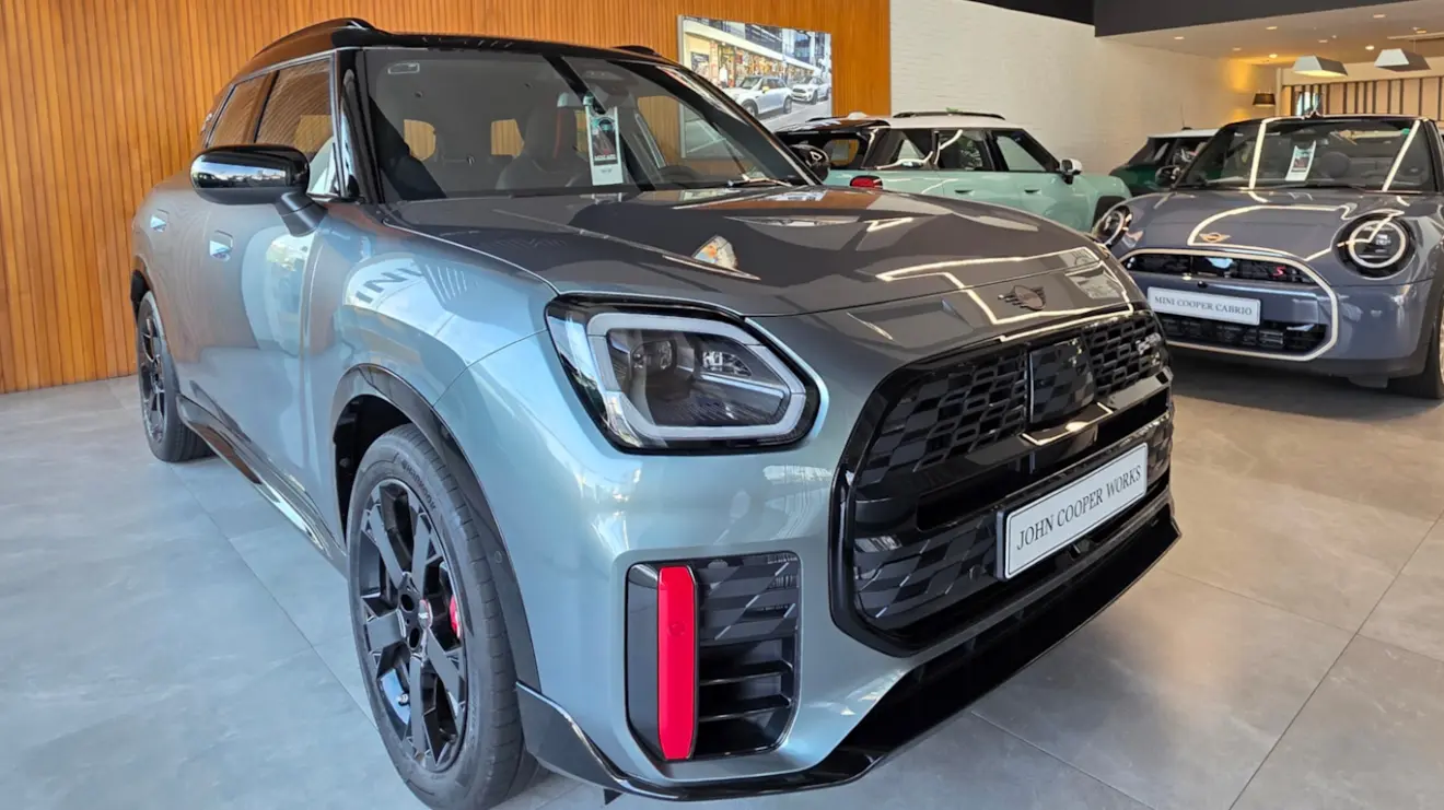 Mini JCW Countryman Exclusive cinza visto de frente