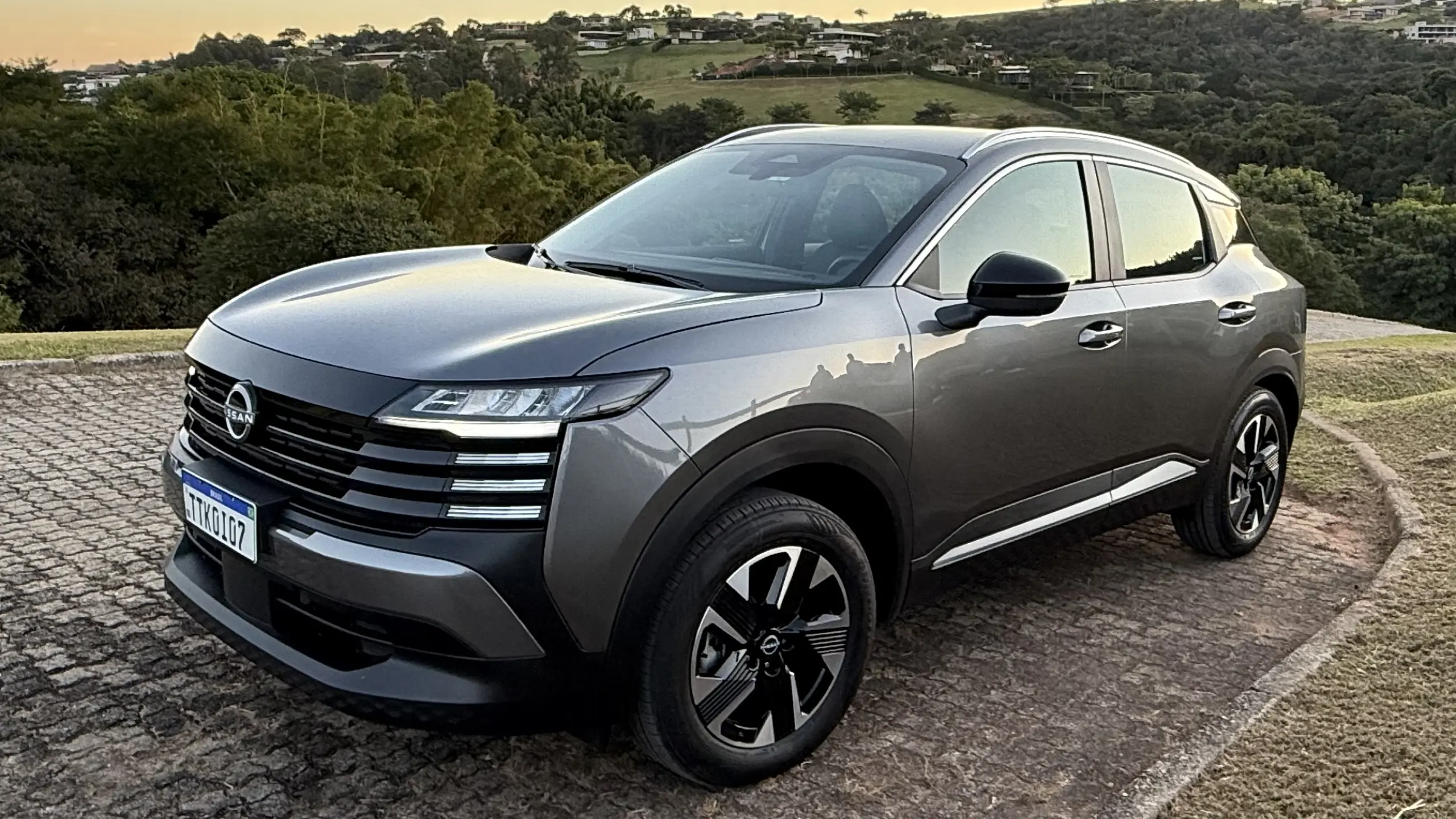 Nissan Kicks Advance turbo cinza visto de lado