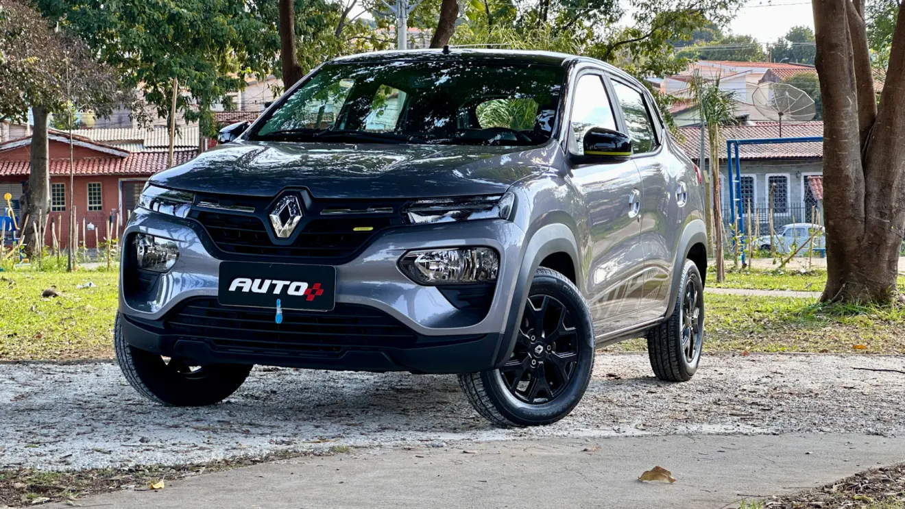 Renault Kwid Iconic cinza de frente em uma floresta