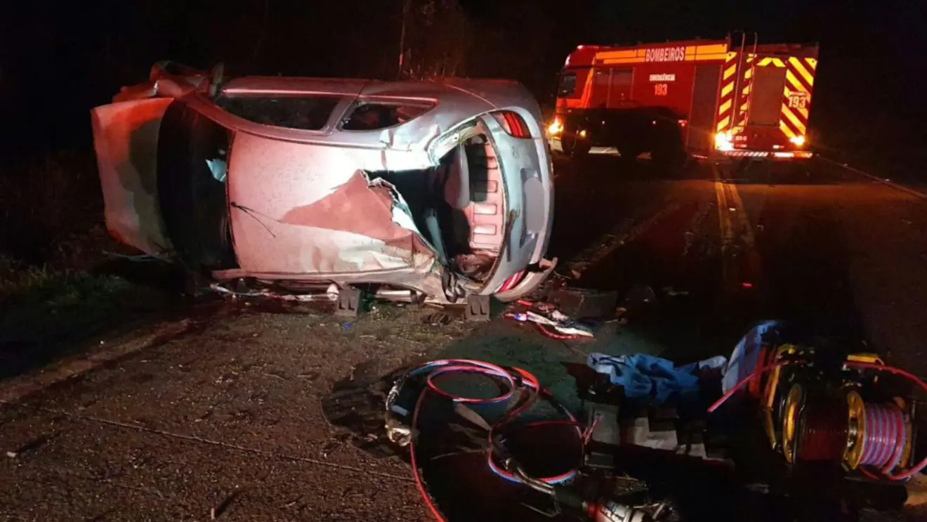 Ford Ka prata destruído após acidente na SC-114