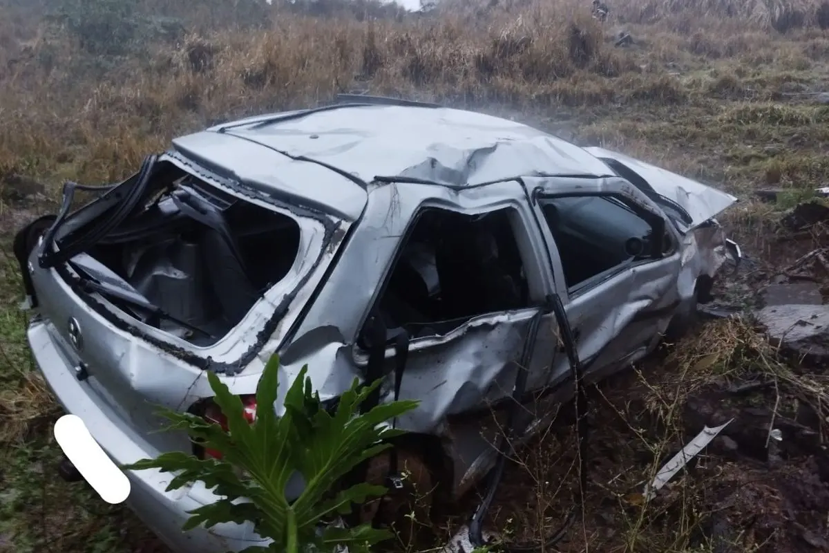 Volkswagen Gol prata destruído após acidente na SC-157